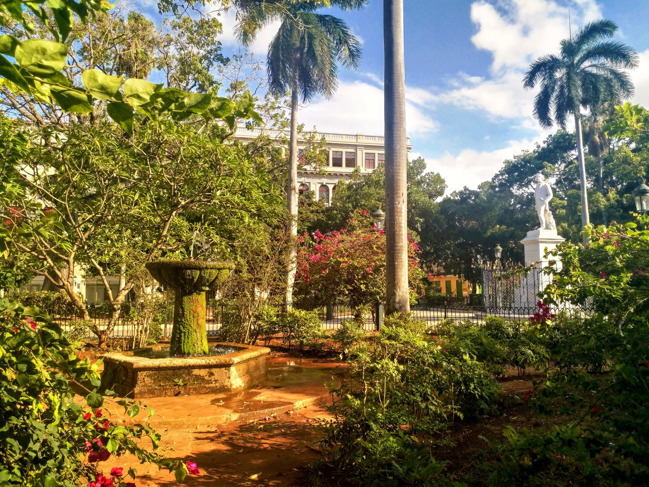 Plaza de Armas parki w Hawanie