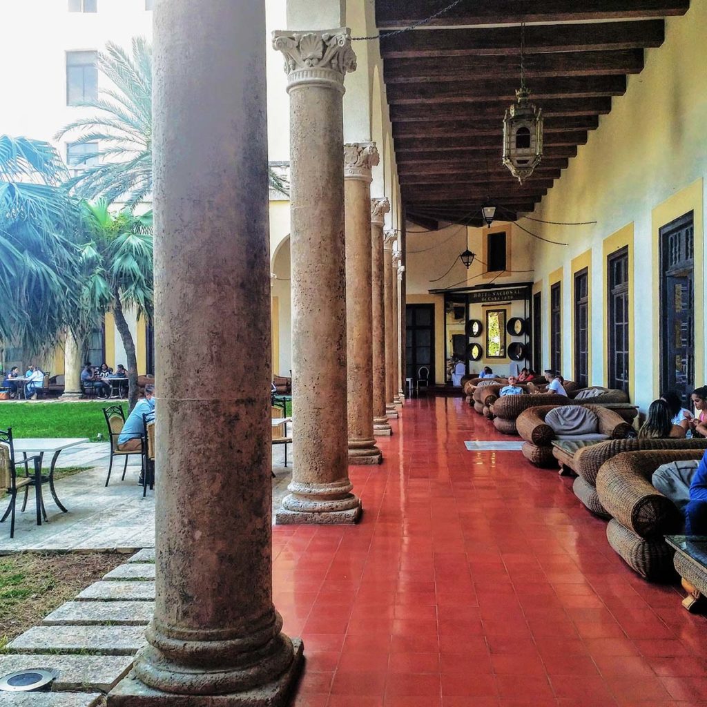 Hotel National bary z tarasem widokowym w Hawanie