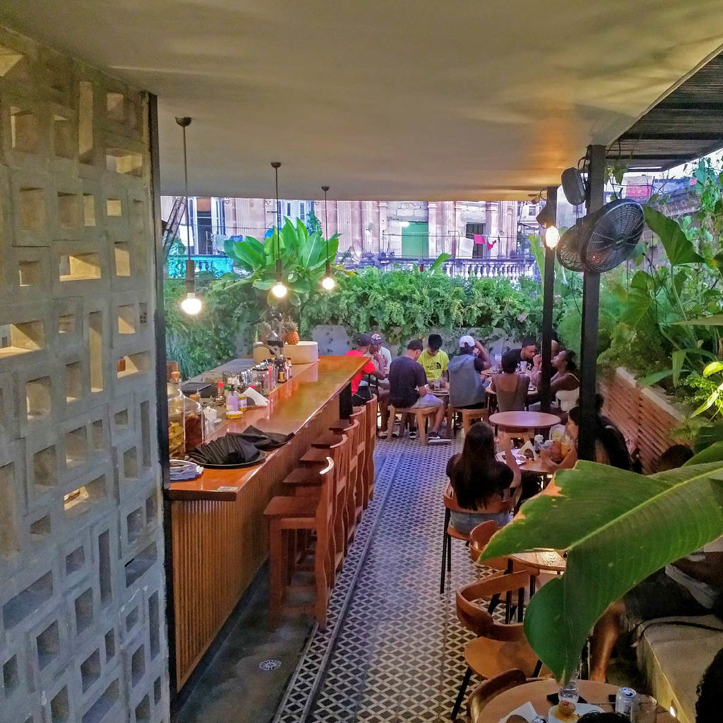 Fajoma bary z tarasem widokowym w Hawanie