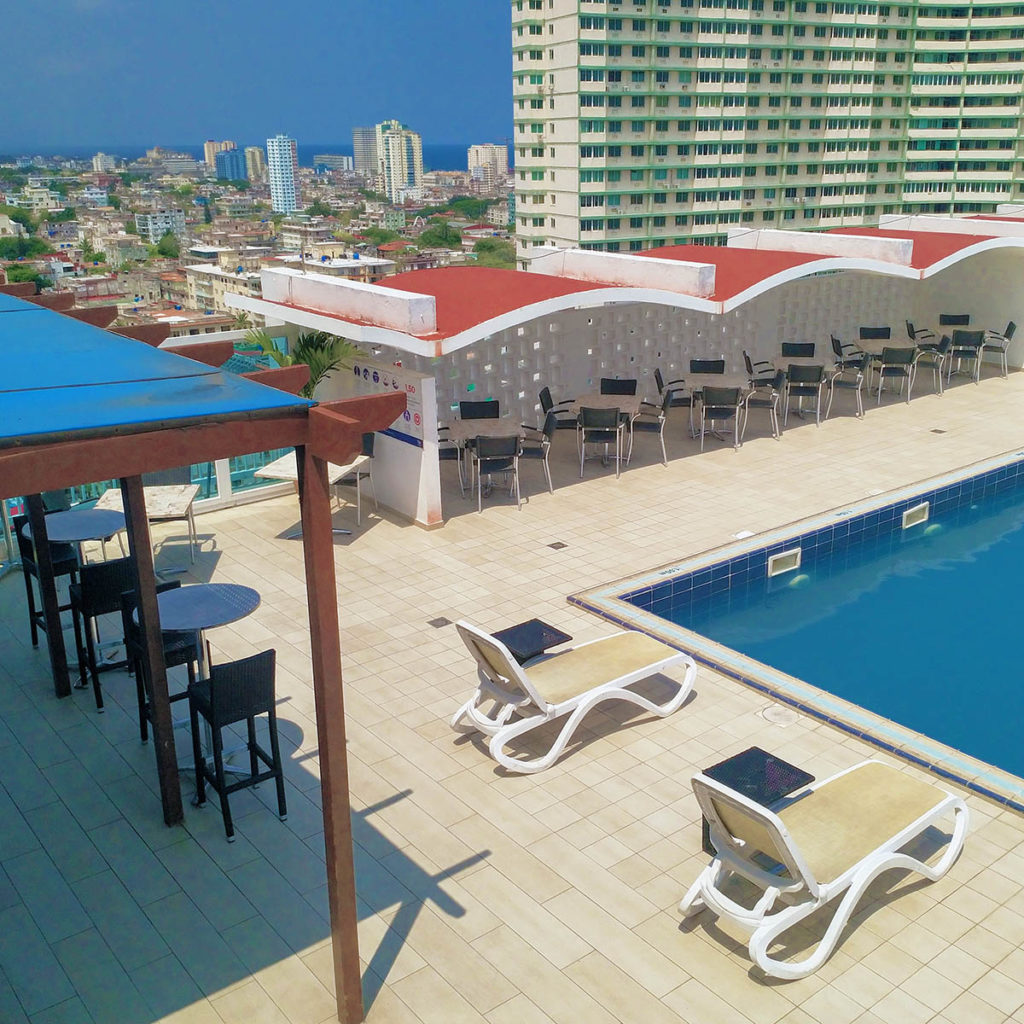 Hotel NH Capri z tarasem widokowym w Hawanie